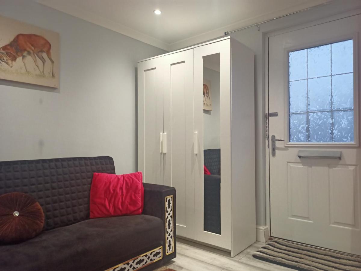 Homey Studio In Newport Perfect For Couples & Travelers Exterior photo