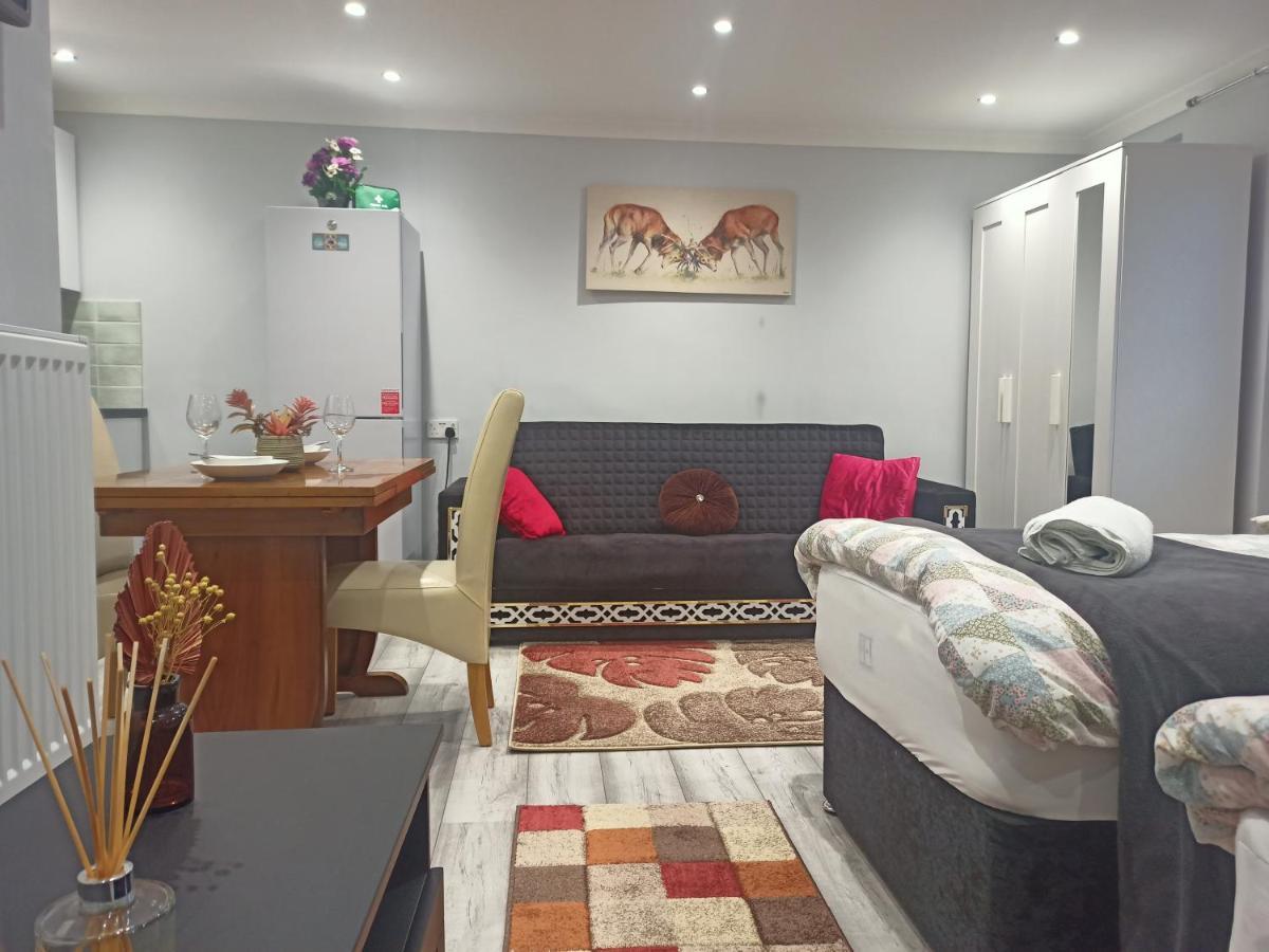 Homey Studio In Newport Perfect For Couples & Travelers Exterior photo