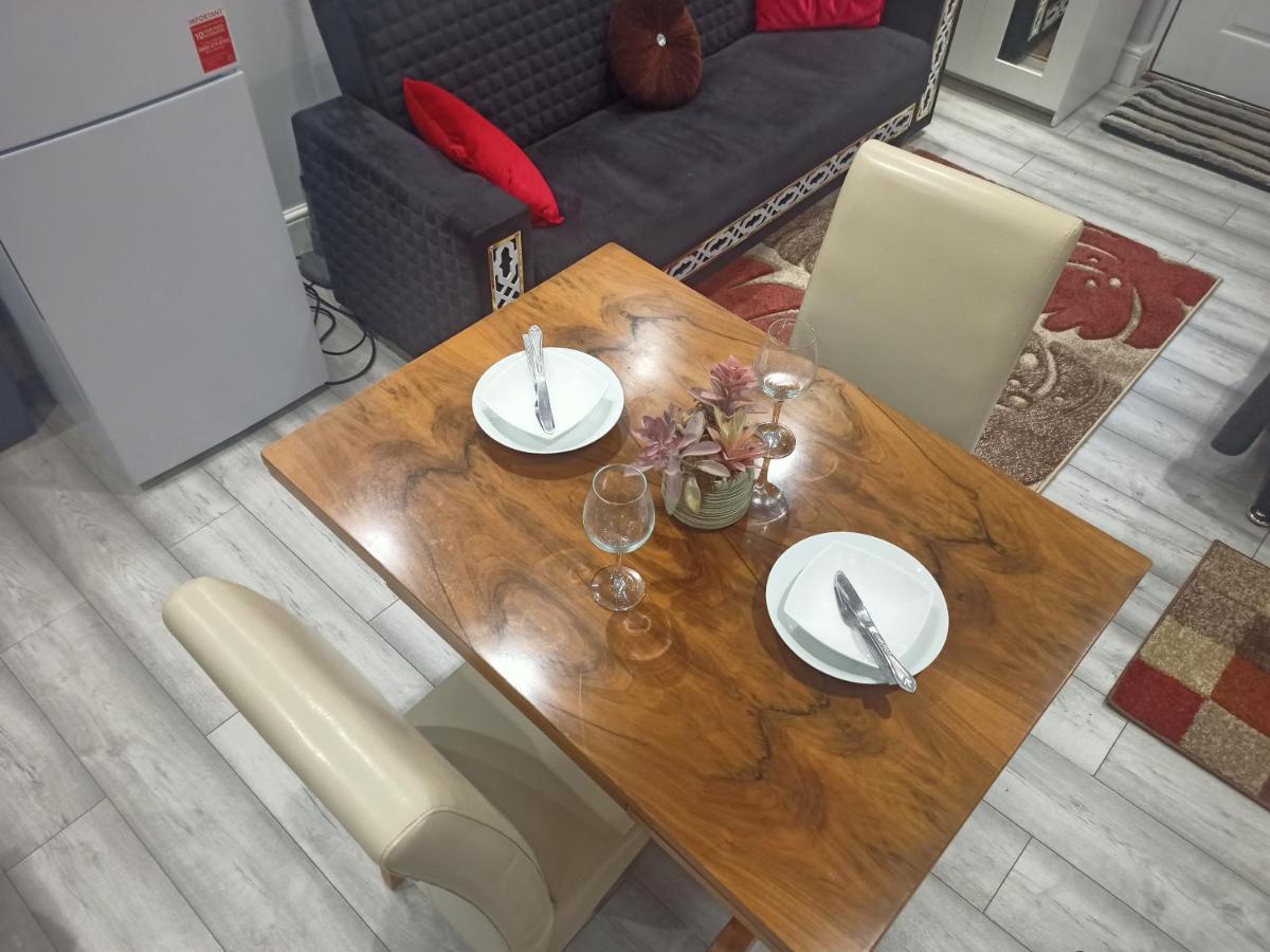 Homey Studio In Newport Perfect For Couples & Travelers Exterior photo