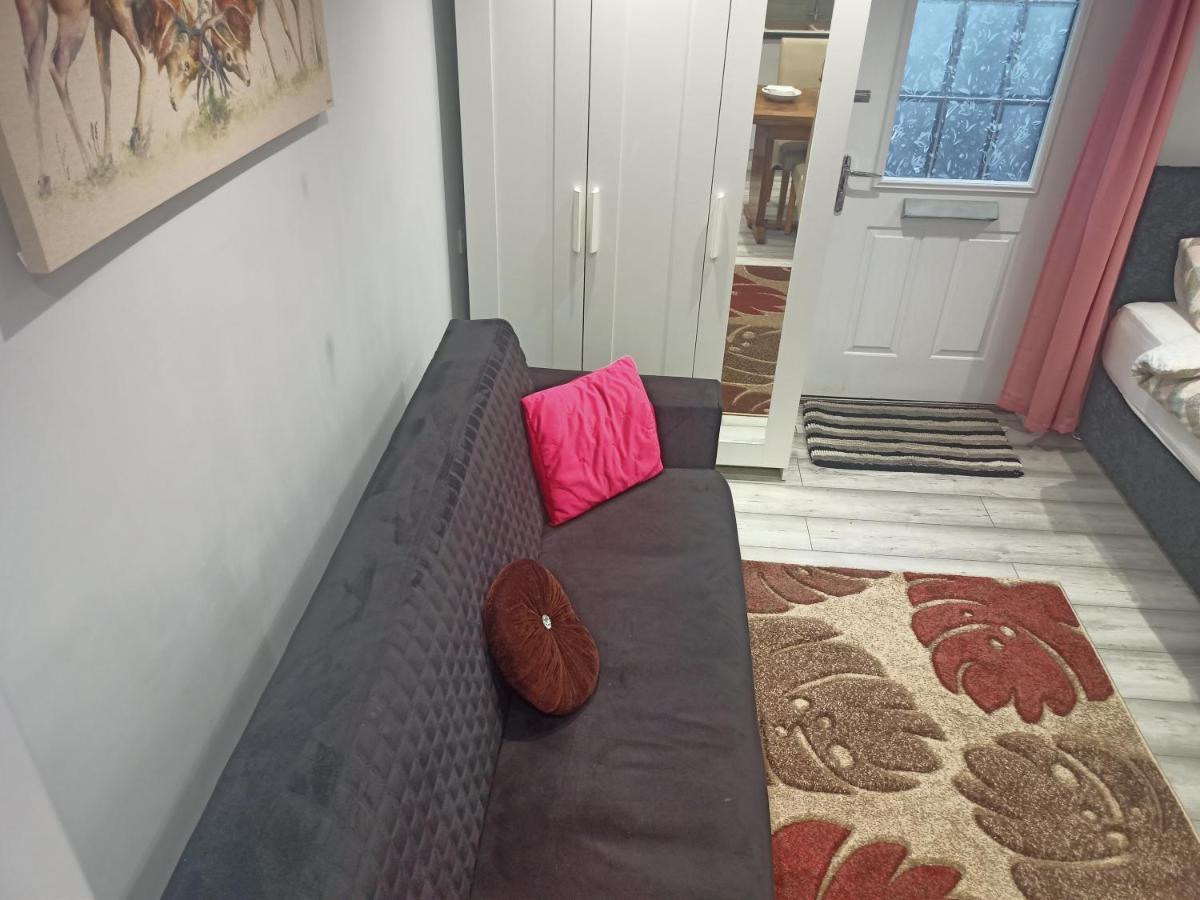 Homey Studio In Newport Perfect For Couples & Travelers Exterior photo