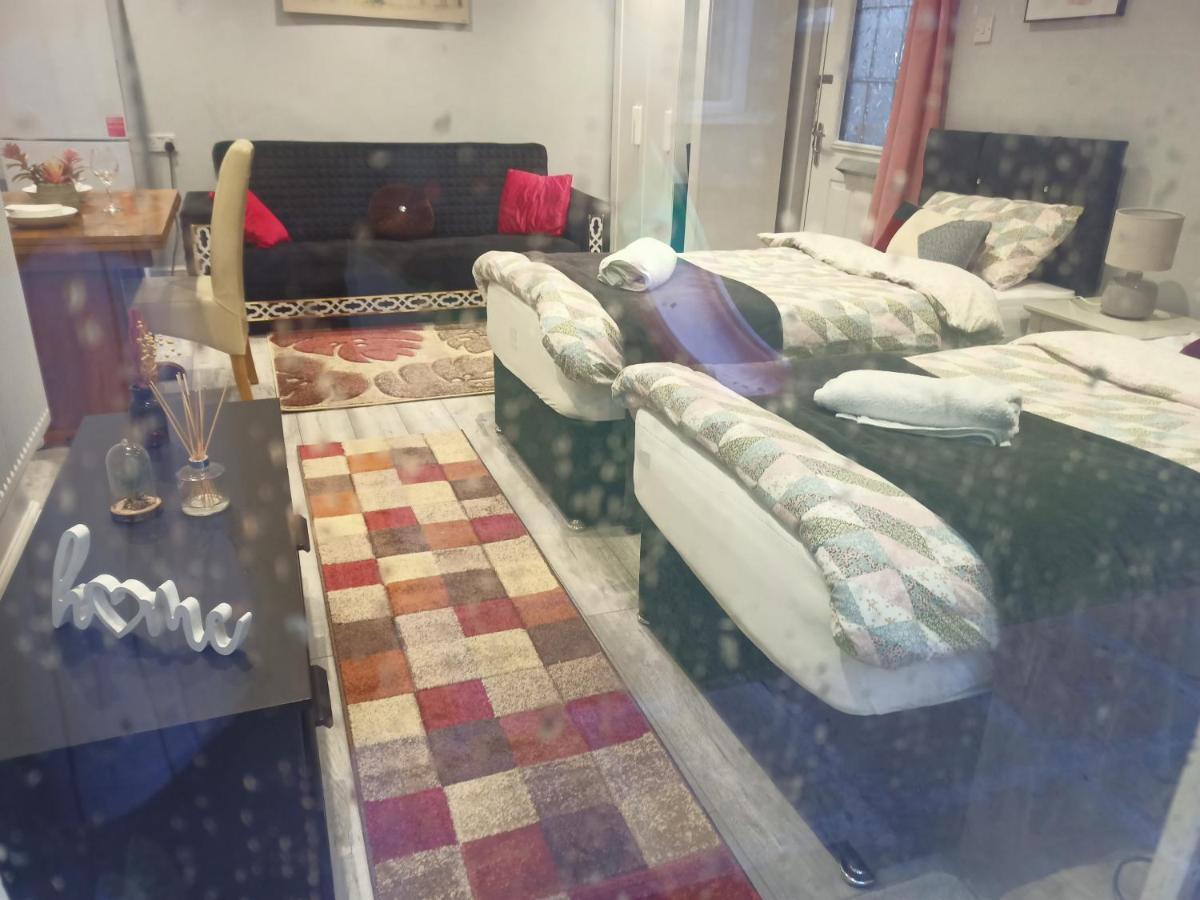 Homey Studio In Newport Perfect For Couples & Travelers Exterior photo